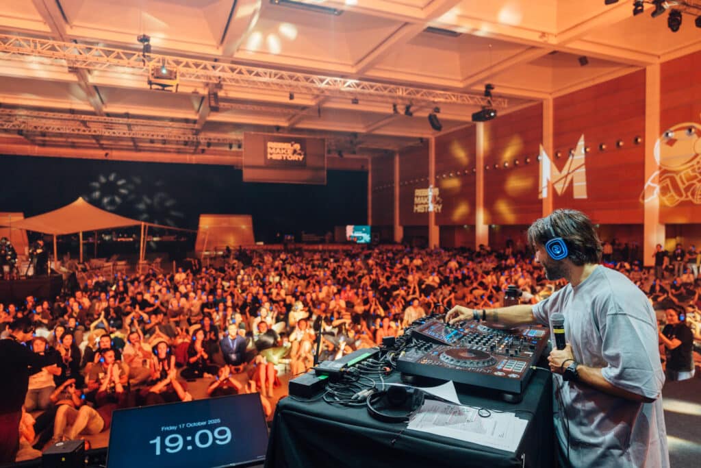 Gäste tanzen mit Silent Disco Kopfhörern